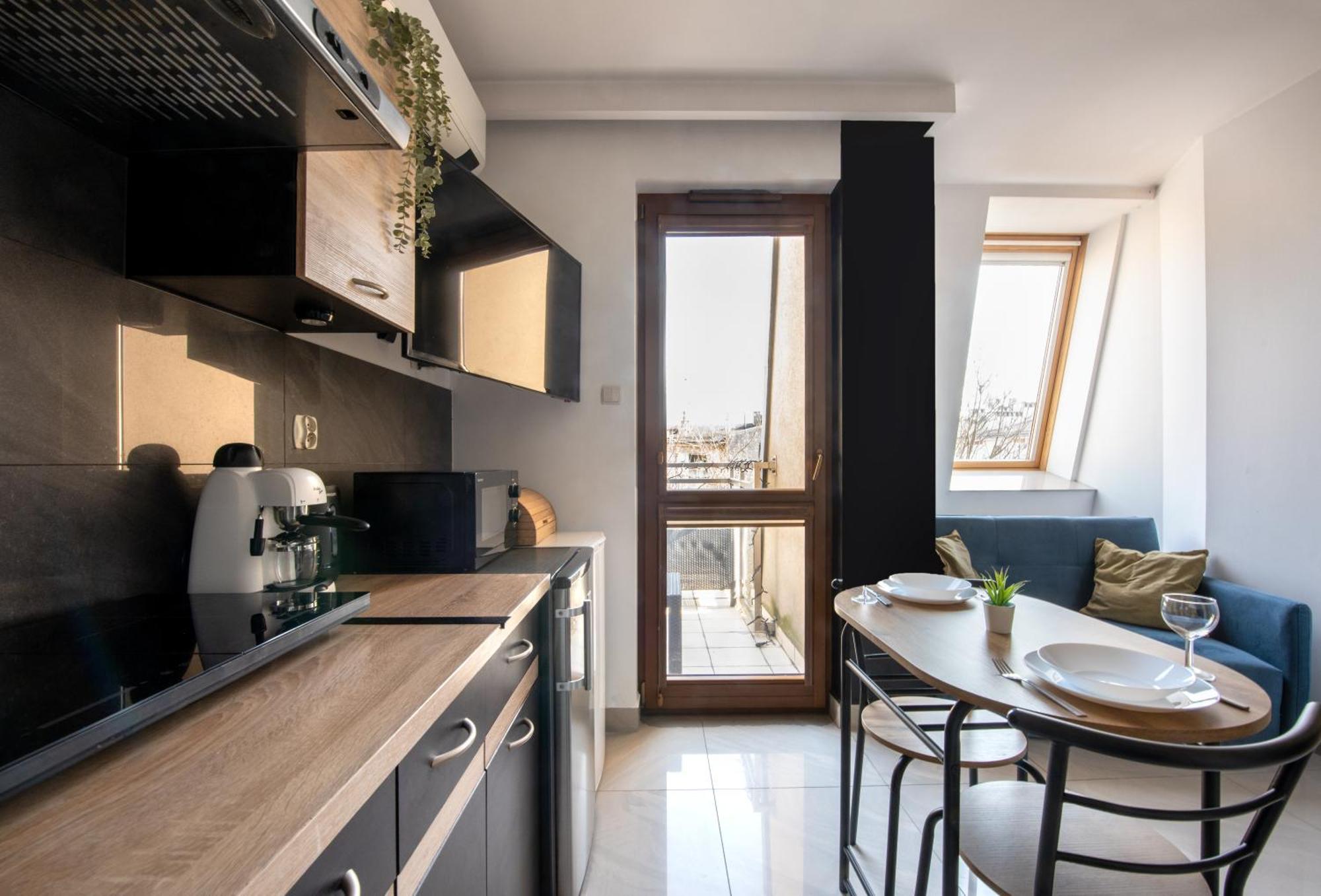 Charming With Air Conditioning For Couples In The Center *